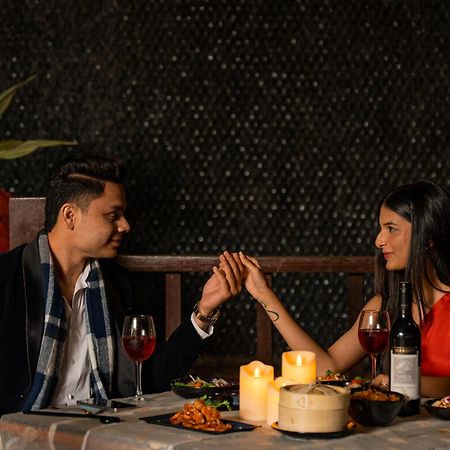 Hyatt Pune Exterior foto A couple dining together