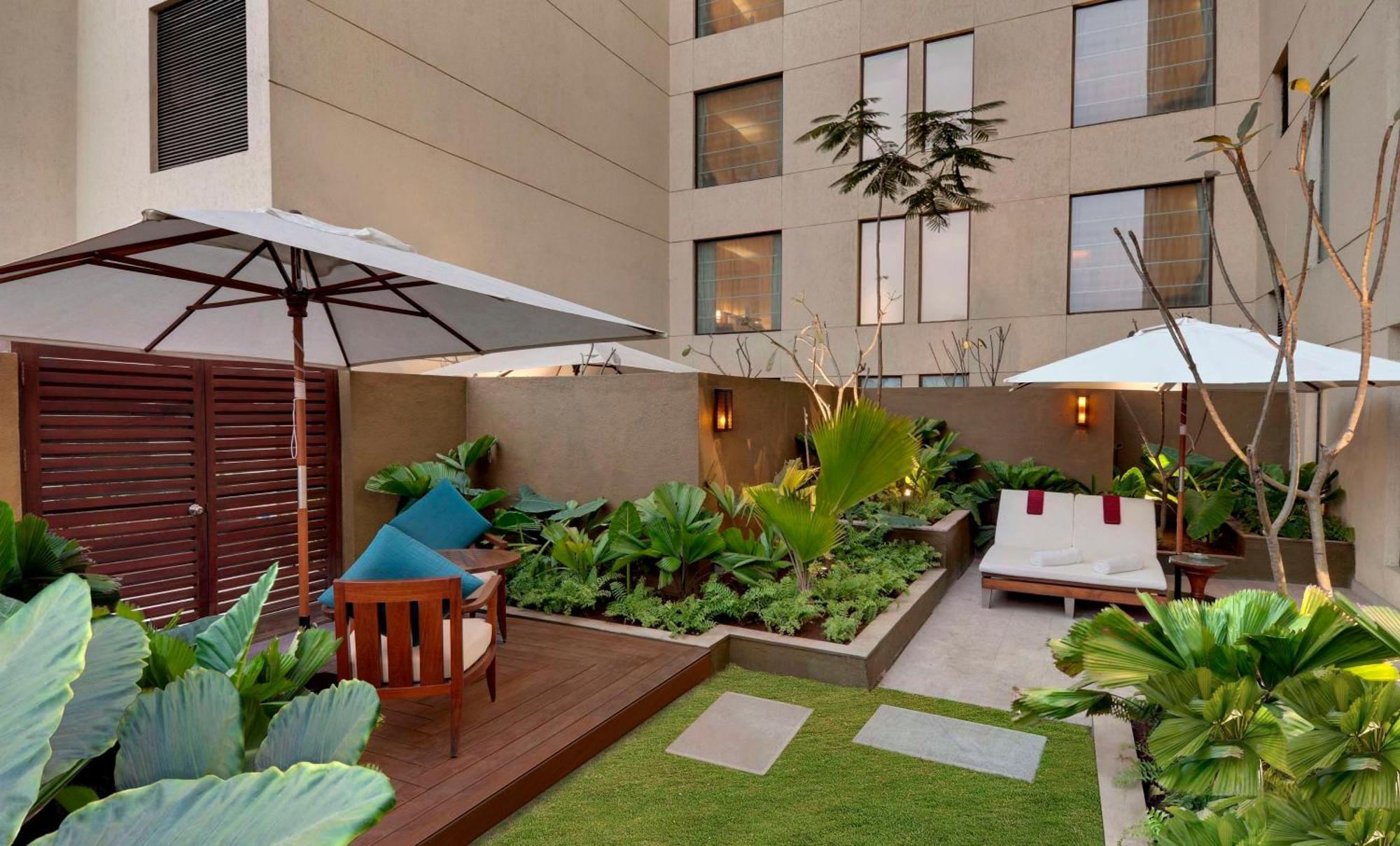 Hyatt Pune Exterior foto The hotel's courtyard