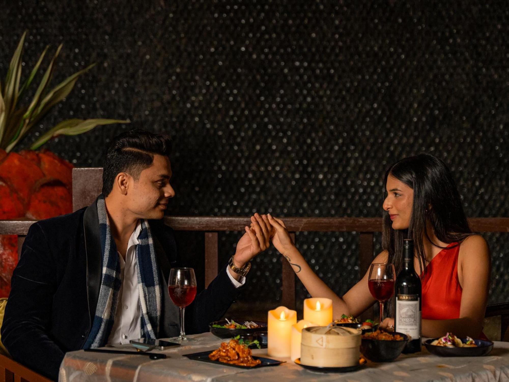 Hyatt Pune Exterior foto A couple dining together