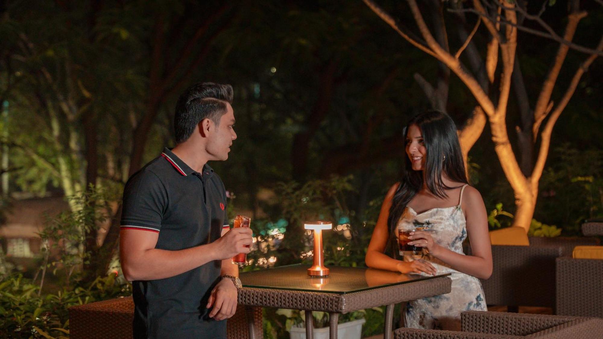 Hyatt Pune Exterior foto A couple at a bar