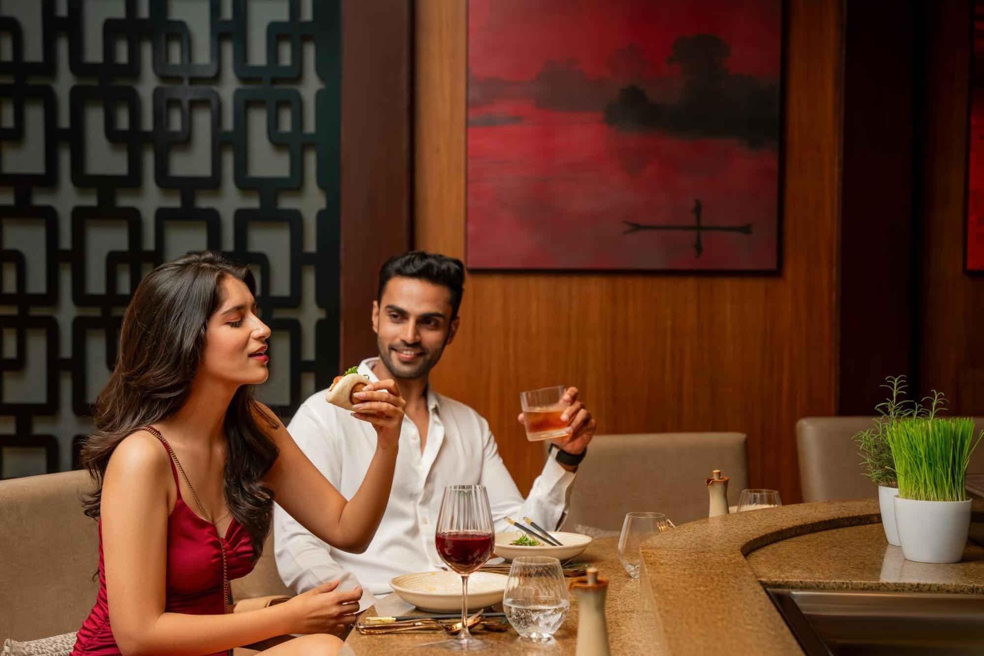 Hyatt Pune Exterior foto A couple dining at a restaurant